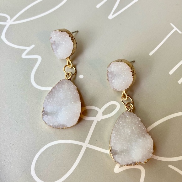 White and Gold Irregular Cluster Resin Earrings - Picture 4 of 6